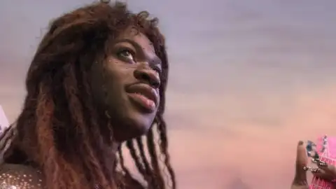 "MONTERO", de Lil Nas X, segue no topo da parada de singles do Reino Unido