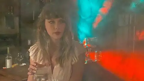 Regravação de "Fearless", segundo álbum de Taylor Swift, estreia no topo da parada americana