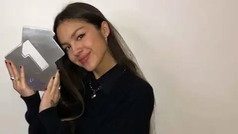 Pela segunda semana, Olivia Rodrigo domina a parada de álbuns e singles do Reino Unido