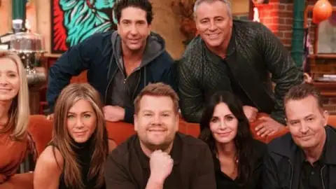 Elenco de "Friends" canta tema da série em carona   nostálgica com James Corden. Veja!
