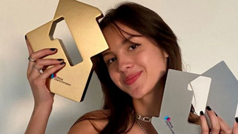 Olivia Rodrigo volta, simultaneamente, ao topo da parada de álbuns e singles do Reino Unido