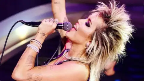 Miley Cyrus surpreende ao fazer cover dos Cocteau Twins durante show em Las Vegas