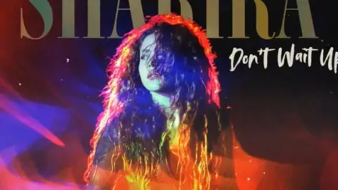 Shakira está de volta com "Don't Wait Up". Ouça com a letra e a tradução!