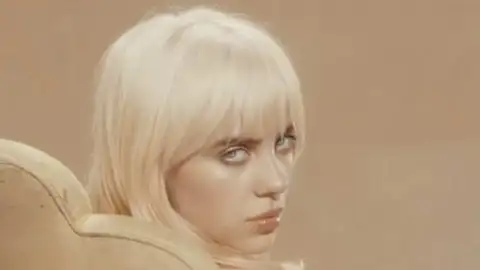 Billie Eilish estreia no topo da parada britânica de álbuns e emplaca três músicas no top 40