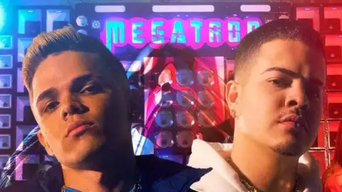 Mc Niack e Jottapê mostram a letra da nova música, "Fuga'
