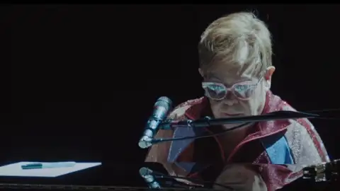 Elton John anuncia álbum feito durante a pandemia repleto de colaborações