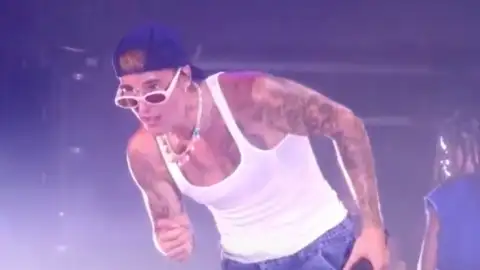 Justin Bieber volta a cantar o hit "Baby" em show e faz público vibrar. Veja o vídeo!