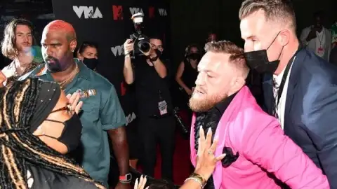 Machine Gun Kelly e Conor McGregor quase brigam no tapete vermelho do VMA 2021. Veja!