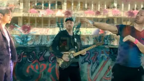 Parceria do Coldplay e BTS tem a melhor estreia da semana na parada britânica de singles