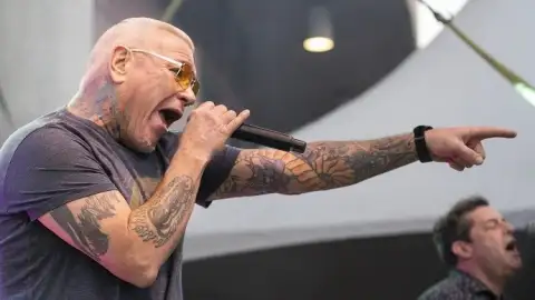 Depois de dar vexame no palco, vocalista do Smash Mouth anuncia aposentadoria