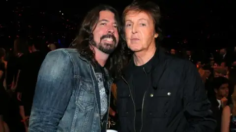 Paul McCartney fará o discurso de introdução dos Foo Fighters no Hall da Fama do Rock