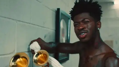 "INDUSTRY BABY", de Lil Nas X e Jack Harlow, finalmente chega ao topo da parada americana!