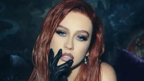 Christina Aguilera divulga single em espanhol, "Pa Mis Muchachas". Assista ao clipe com letra!