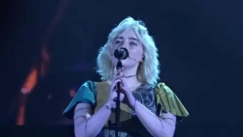 Em concerto de Halloween, Billie Eilish canta músicas de "The Nightmare Before Christmas"