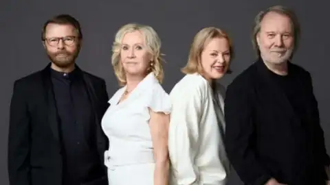 "Voyage", disco de retorno do ABBA, estreia no topo da parada britânica com vendas expressivas