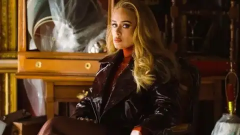 Adele domina novamente a parada de álbuns e singles do Reino Unido