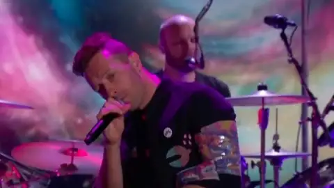 Coldplay, Ed Sheeran, Jennifer Lopez e mais se apresentam na final do The Voice dos EUA