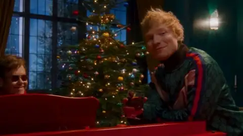"Merry Christmas", de Elton John e Ed Sheeran, fica novamente no topo da parada britânica
