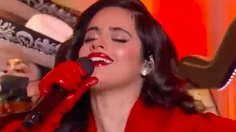Camila Cabello se apresenta na Casa Branca com a clássica "I'll Be Home for Christmas". Veja!