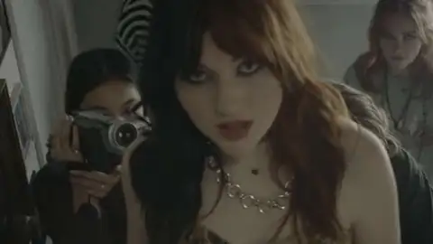 Depois de nove semanas, GAYLE chega ao topo da parada britânica de singles com "ABCDEFU"