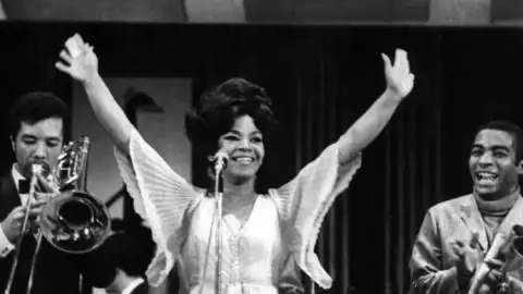 Escute 5 discos fundamentais de Elza Soares