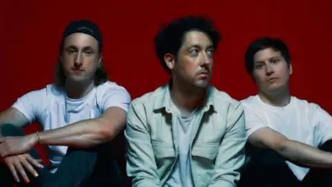 Atração do Lollapalooza, The Wombats estreia em primeiro lugar na parada de álbuns britânica