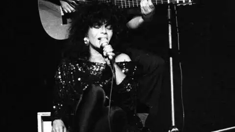 Jornalista e "professor de inglês" de Elza Soares divulga rara gravação da cantora. Ouça!