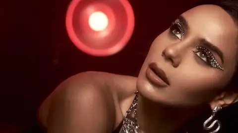 Izzy La Reina mostra a letra do novo single, "La Oscuridad"