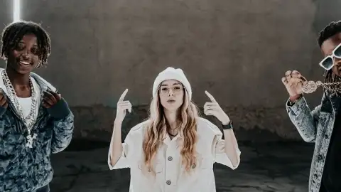 Maellen mostra a letra de seu novo single, "Festa de Verdade"