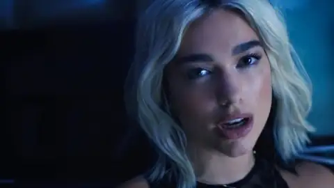 Dua Lipa é processada novamente por suposto plágio em "Levitating"