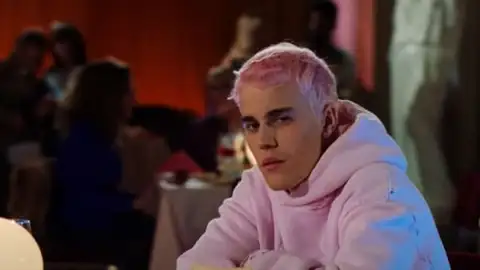 De Justin Bieber a Michael Jackson, jornal escolhe as piores músicas de grandes artistas