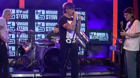 Red Hot Chili Peppers cantam clássicos e novidade no programa de Howard Stern. Veja