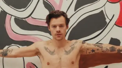 Harry Styles estreia direto no topo da parada britânica de singles com "As It Was"