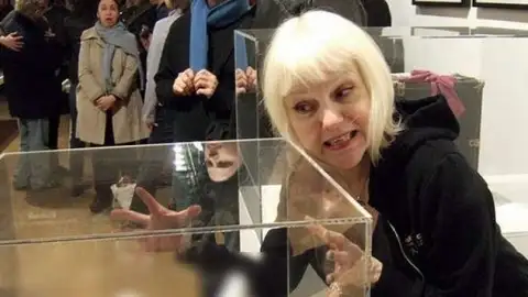 Morre Cynthia Albritton, a groupie que tirou moldes em gesso dos pênis dos astros do rock