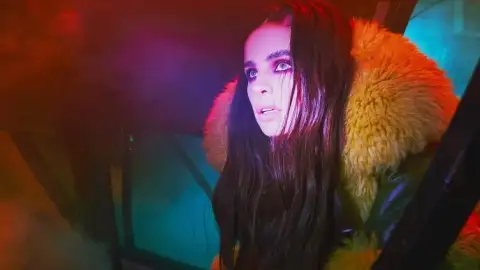 Exclusivo: Giulia Be mostra a letra de seu novo single, "FBI"