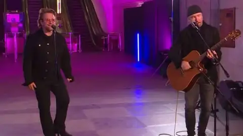 Bono e The Edge, do U2, fazem apresentação surpresa em estação de metrô na Ucrânia. Veja!