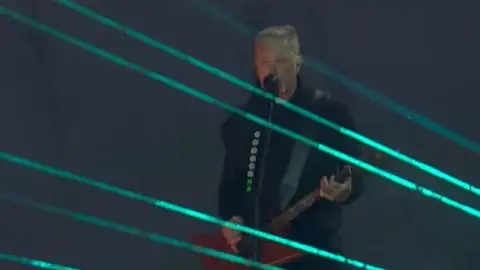 Bebê nasce em pleno show do Metallica em Curitiba