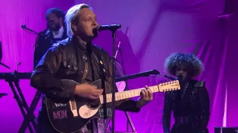Em ranking cheio de novidades, Arcade Fire encabeça parada de álbuns do Reino Unido