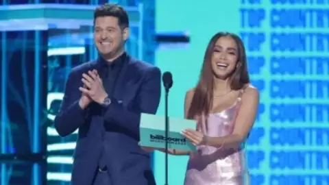 Anitta apresenta um dos prêmios do Billboard Music Awards com Michael Bublé. Veja como foi!