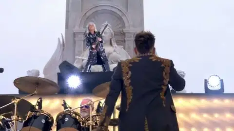 Queen, Elton John, Ed Sheeran e mais celebram o jubileu de platina da Rainha Elizabeth. Veja!