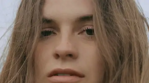 Exclusivo: Gabrielle Aplin mostra a letra de seu novo single, "Call Me"