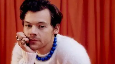 Harry Styles volta ao topo da parada britânica de álbuns. Burna Boy e James Bay ficam no top 5