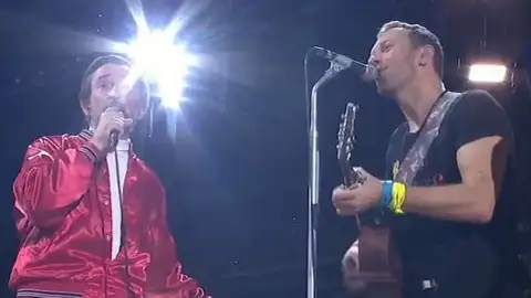 Ao lado de comediante, Coldplay toca "Running Up That Hill" em show na Inglaterra