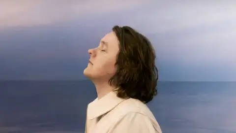 Lewis Capaldi estreia direto no topo da parada de singles do Reino Unido com "Forget Me"