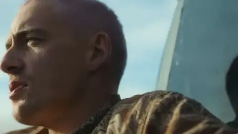 Dermot Kennedy fala sobre experiência de tocar de surpresa nas ruas de grandes cidades