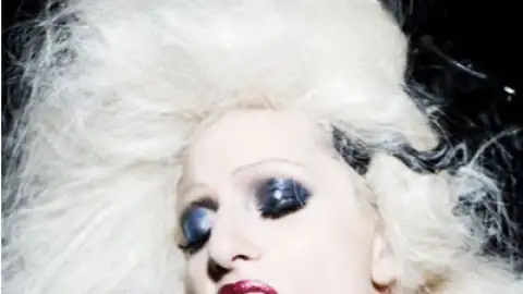 Lady Gaga junto com Korn e BSB em boicote à BP