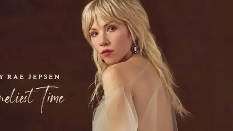 Carly Rae Jepsen lança o álbum "The Loneliest Time". Ouça com as letras!