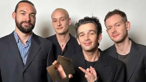 Pela quinta vez seguida, The 1975 coloca um álbum no topo da parada britânica