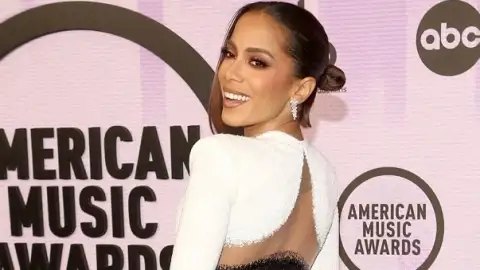 Anitta brilha na chegada ao American Music Awards 2022