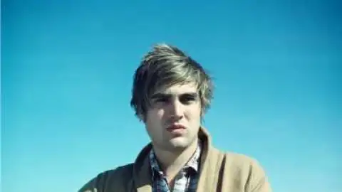 Charlie Simpson divulga clipe de "Farmer & His Gun"